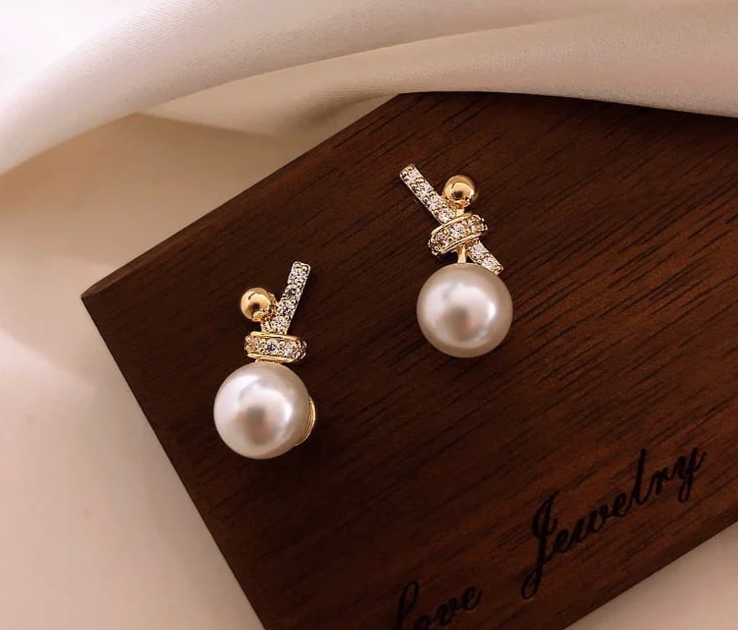 knot pearl stud